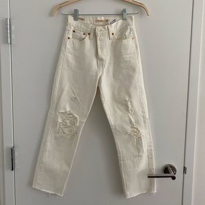 Levi’s Wedgie Straight Jeans in White. Size 25.